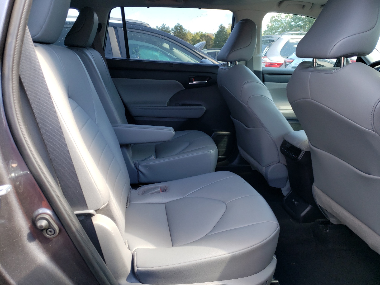 Photo 6 from auction – 2021 TOYOTA HIGHLANDER with VIN 5TDGZRBH3MS104142