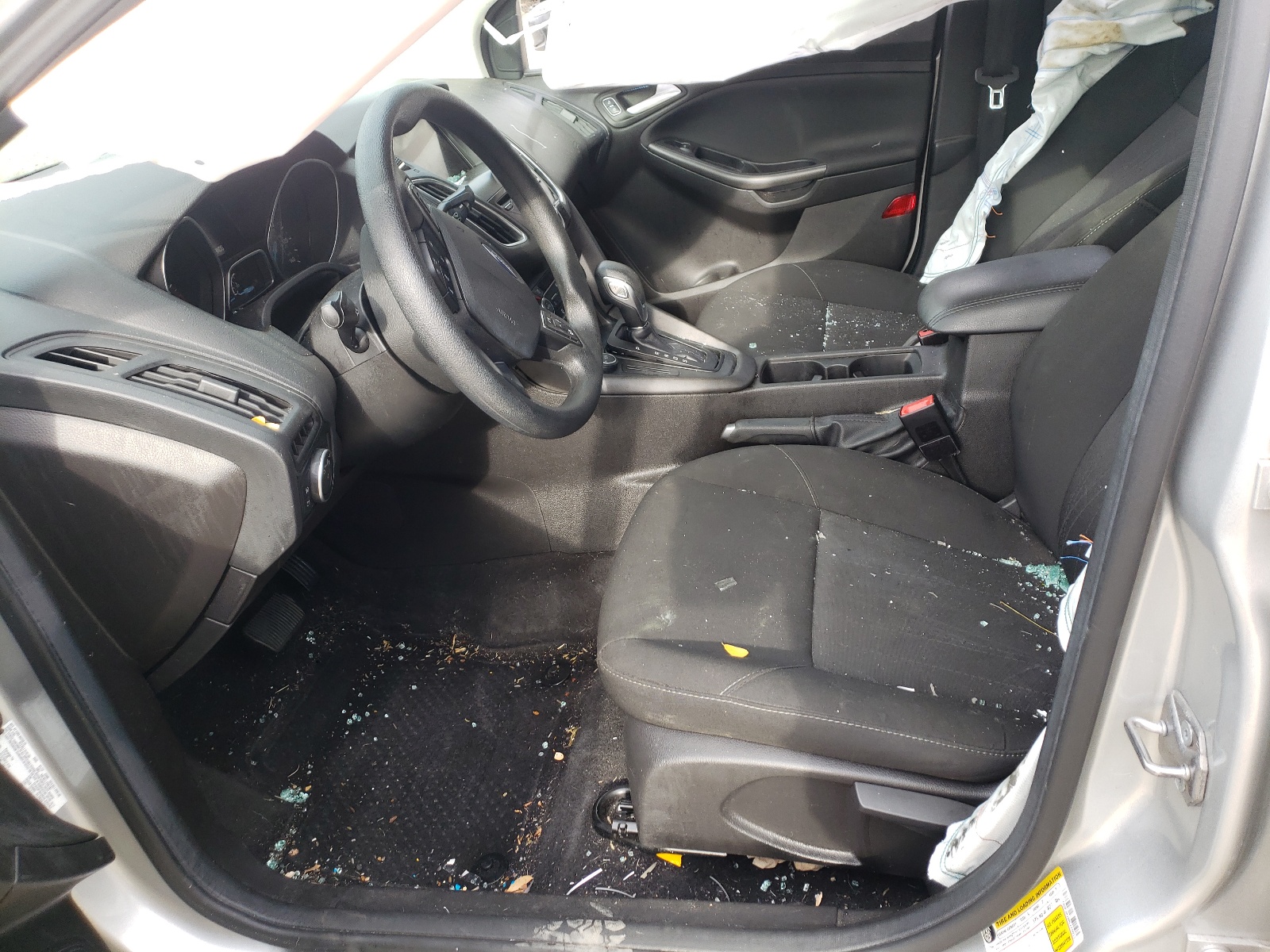 Zdjęcie 5 z aukcji – 2017 FORD FOCUS SEL z VIN 1FADP3H26HL220053