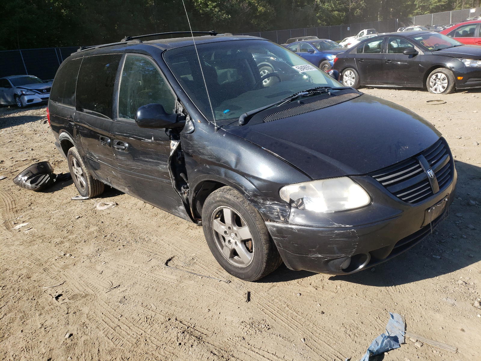 DODGE GRAND CARA 2005 with VIN 2D4GP44LX5R449062 - Photo from auction