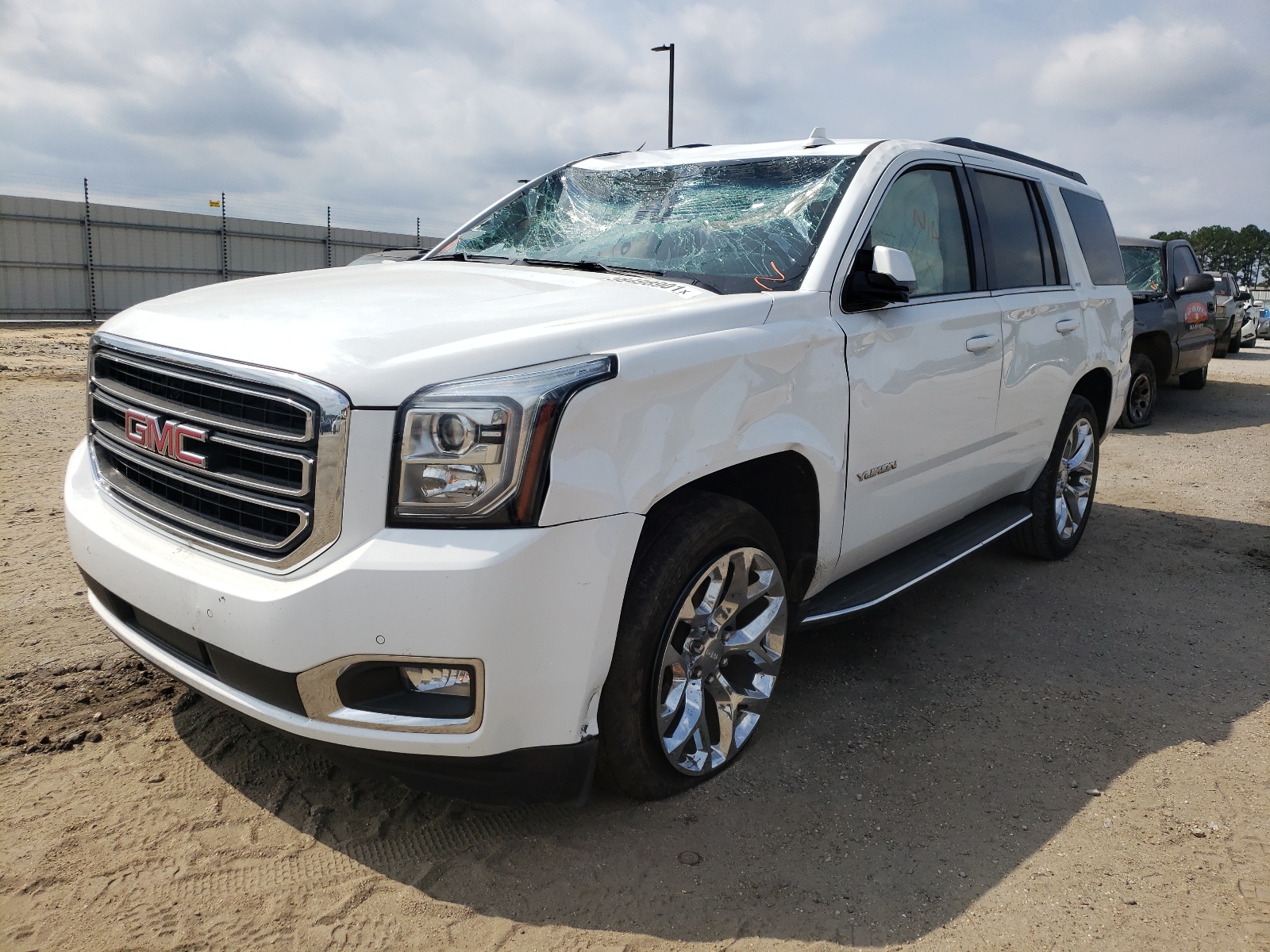 Photo 2 from auction – 2017 GMC YUKON SLT with VIN 1GKS2BKC6HR384352