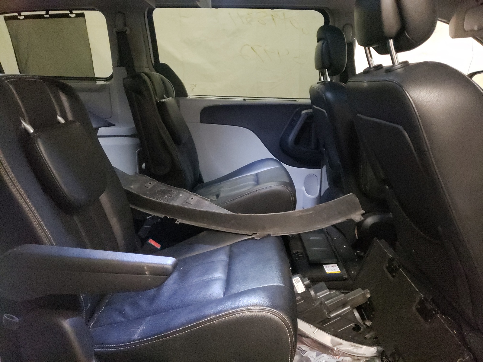 Photo 6 from auction – 2016 CHRYSLER TOWN & COU with VIN 2C4RC1CG0GR240405