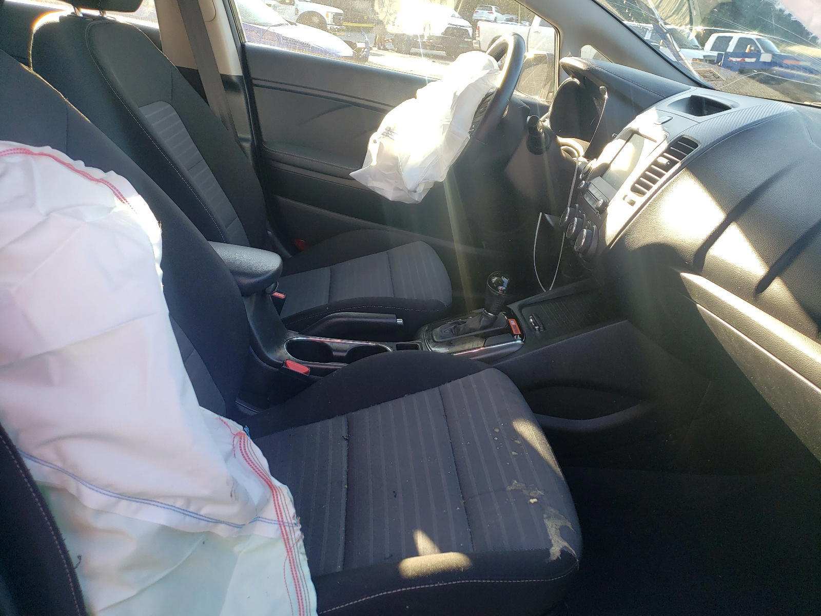 Photo 5 from auction – 2017 KIA FORTE LX with VIN 3KPFL4A71HE121563