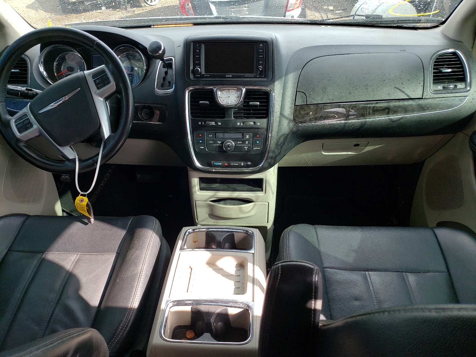 Photo 9 from auction – 2014 CHRYSLER TOWN & COU with VIN 2C4RC1BGXER207457