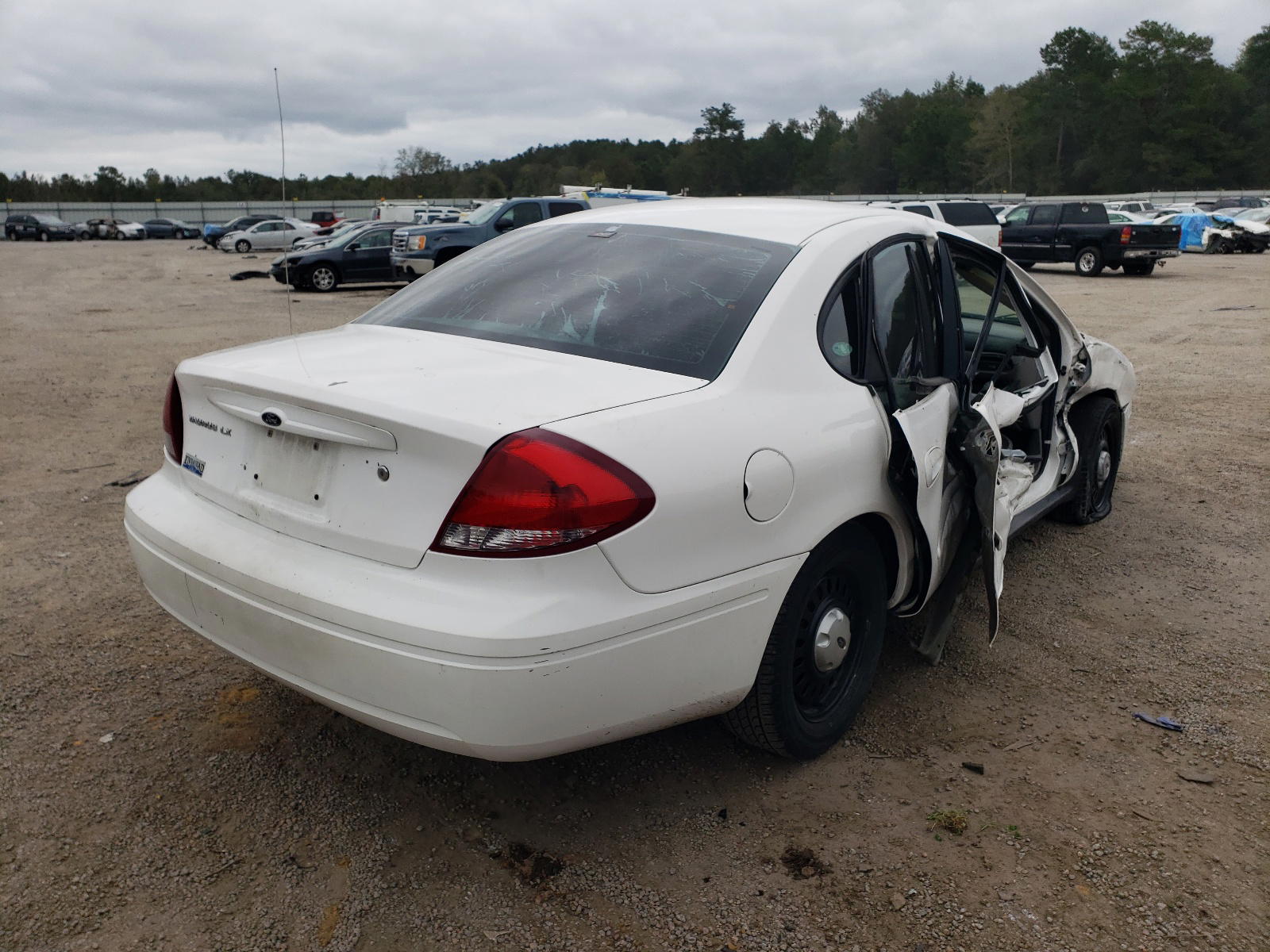 Photo 4 from auction – 2004 FORD TAURUS LX with VIN 1FAFP52204G179774
