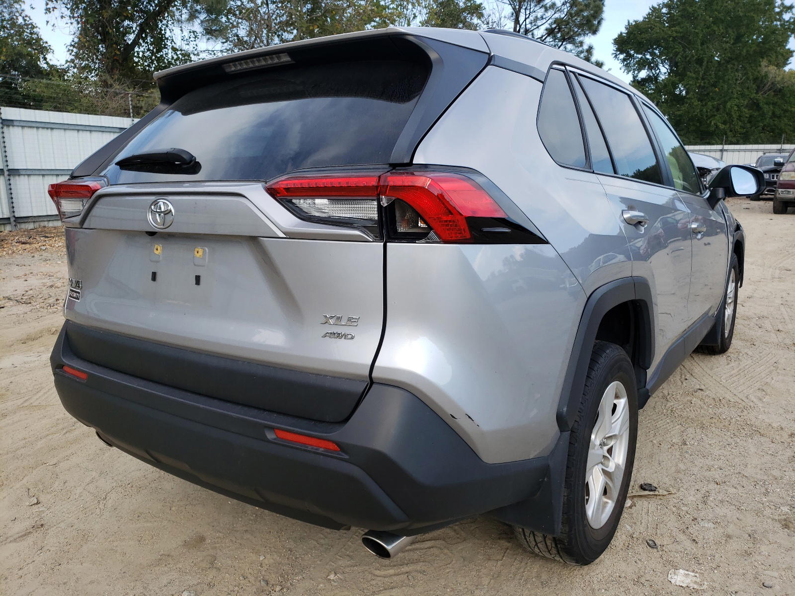 Photo 4 from auction – 2019 TOYOTA RAV4 XLE with VIN JTMP1RFV5KD044557