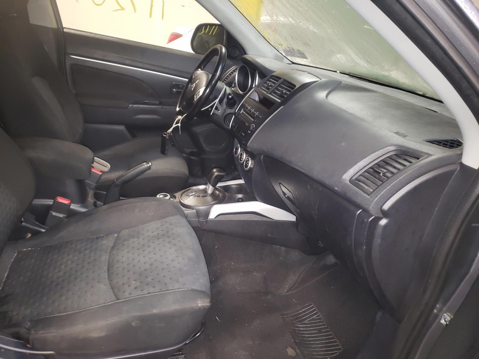 Photo 5 from auction – 2011 MITSUBISHI OUTLANDER with VIN JA4AR4AU8BZ017026