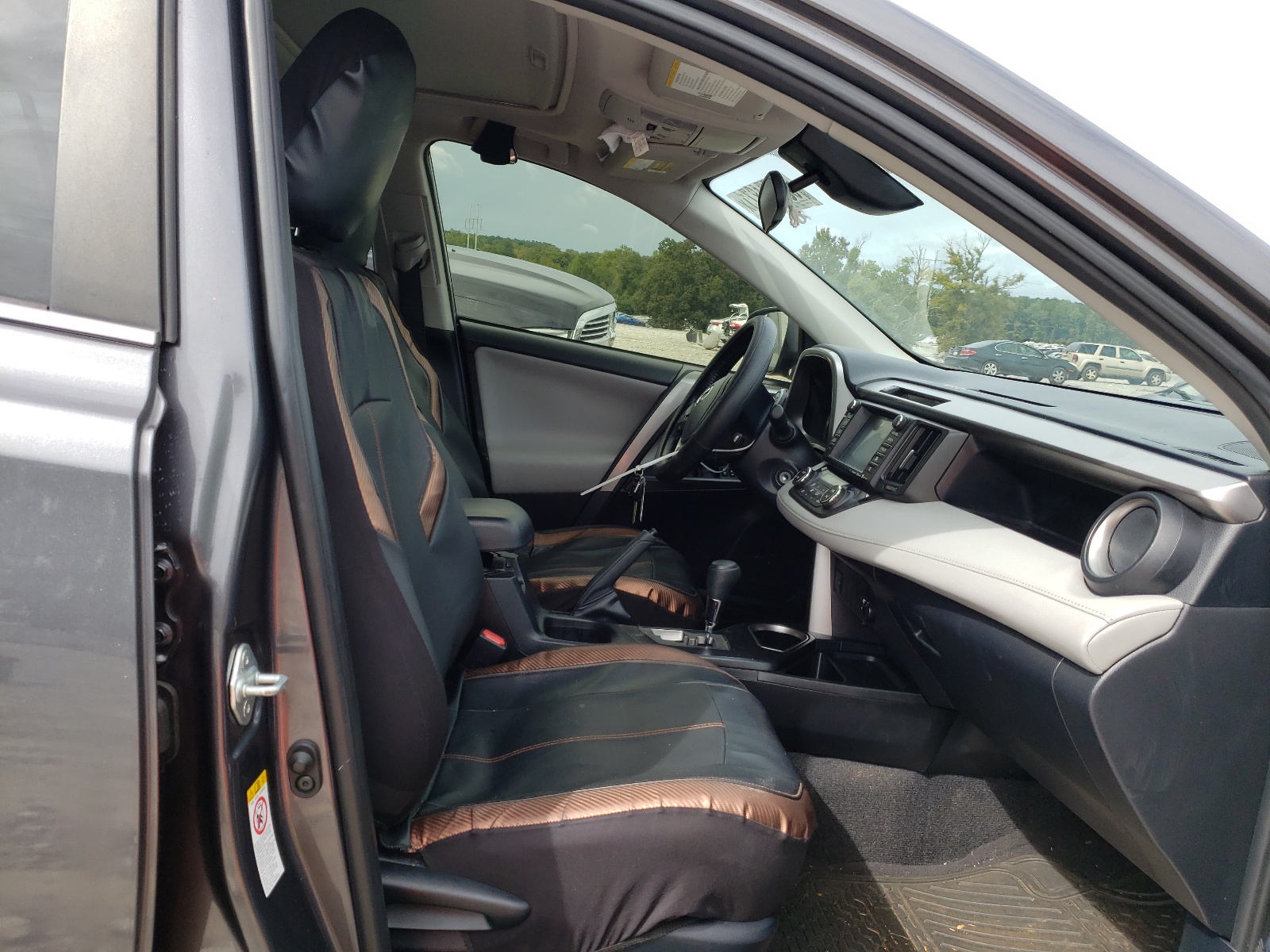 Photo 5 from auction – 2017 TOYOTA RAV4 XLE with VIN JTMWFREV4HJ707853