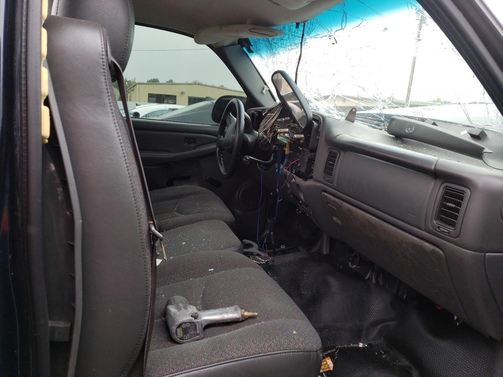 Photo 5 from auction – 2005 CHEVROLET SILVERADO with VIN 1GCEK14VX5Z260002