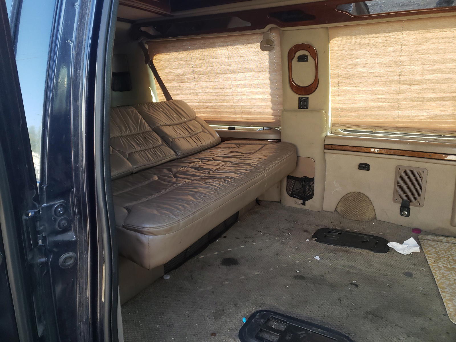 Photo 6 from auction – 2000 FORD ECONOLINE with VIN 1FDPE24L0YHA81039