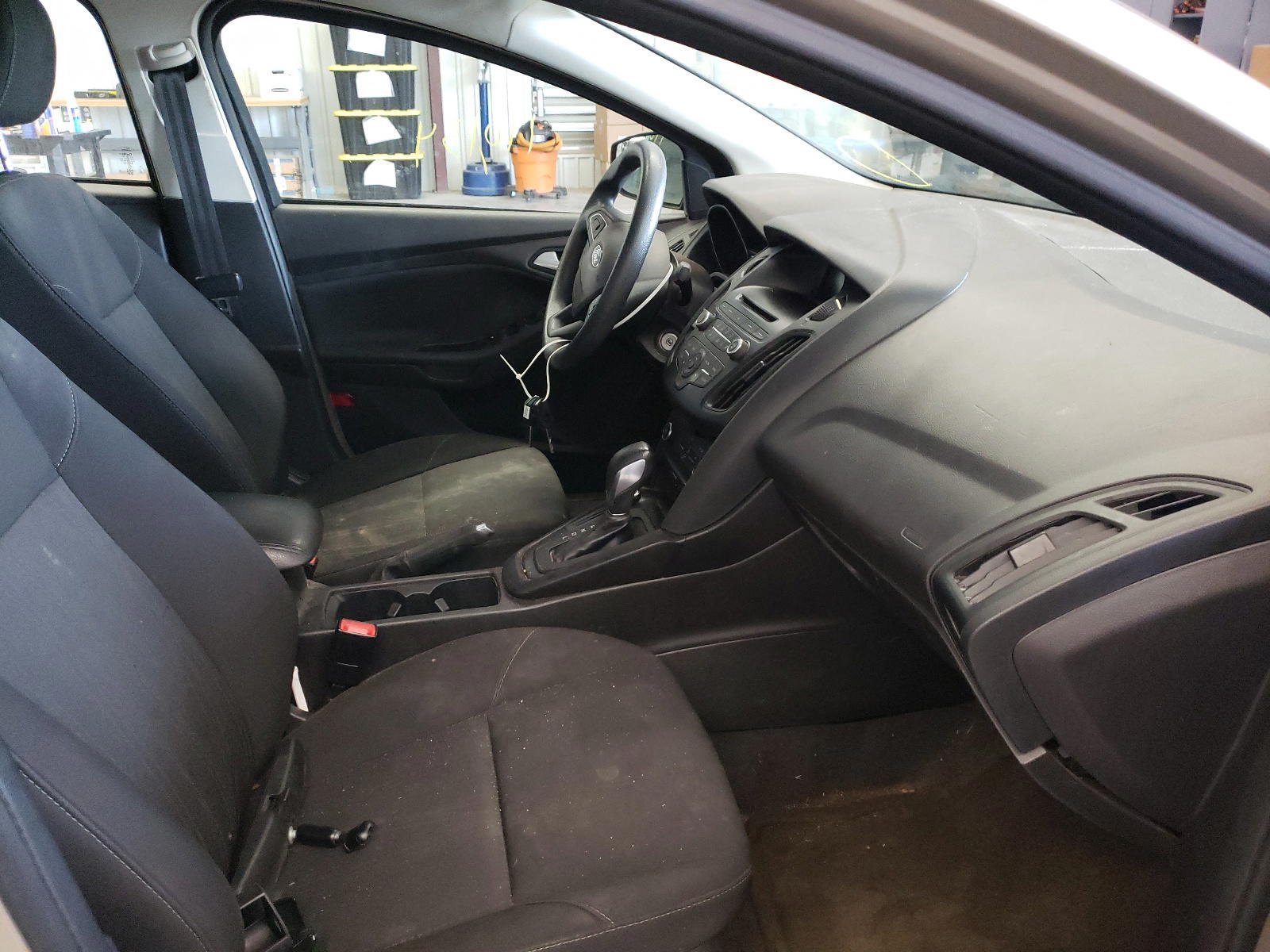 Photo 5 from auction – 2017 FORD FOCUS SE with VIN 1FADP3F23HL281573
