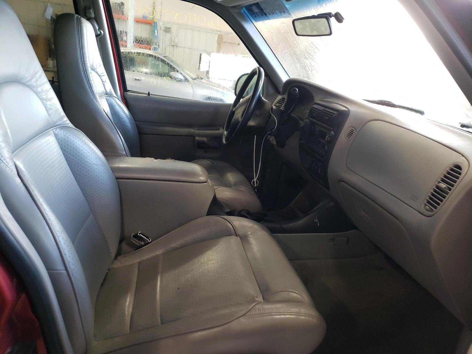 Photo 5 from auction – 1998 FORD EXPLORER with VIN 1FMDU34E1VUC86420