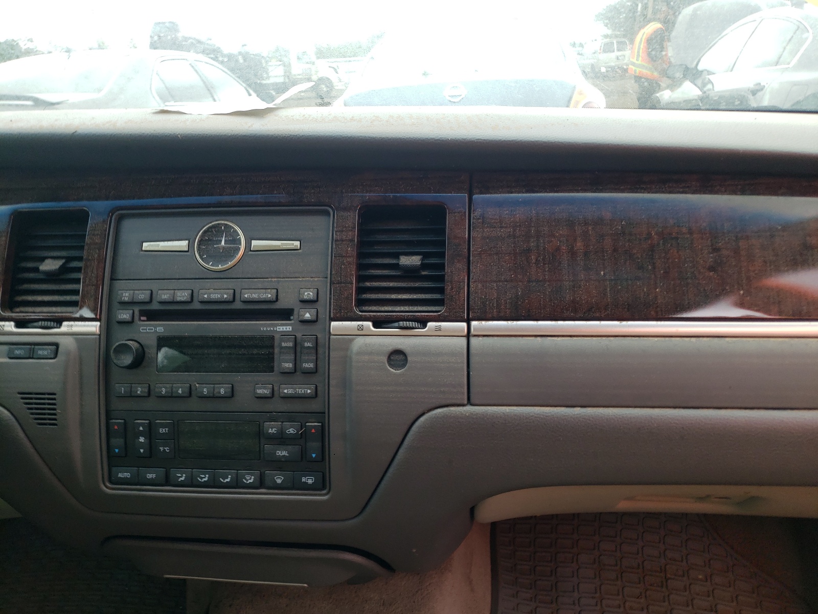 Photo 9 from auction – 2009 LINCOLN TOWN CAR S with VIN 2LNHM82V69X633482
