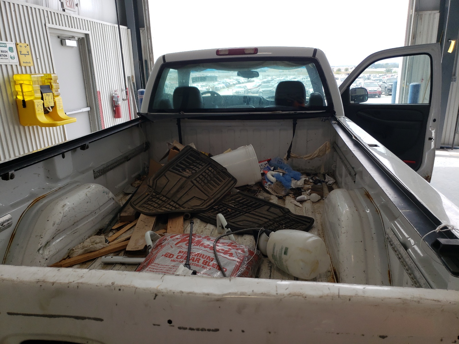 Photo 6 from auction – 2005 CHEVROLET SILVERADO with VIN 1GCEC14X65Z132046