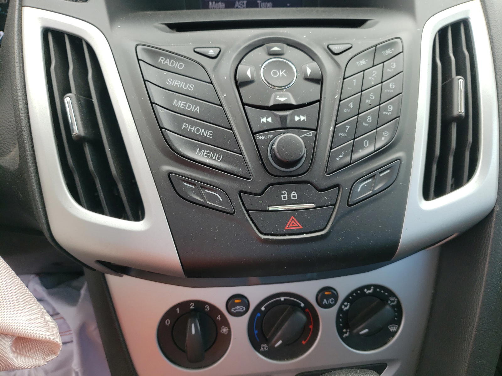Photo 9 from auction – 2013 FORD FOCUS SE with VIN 1FADP3F20DL352223