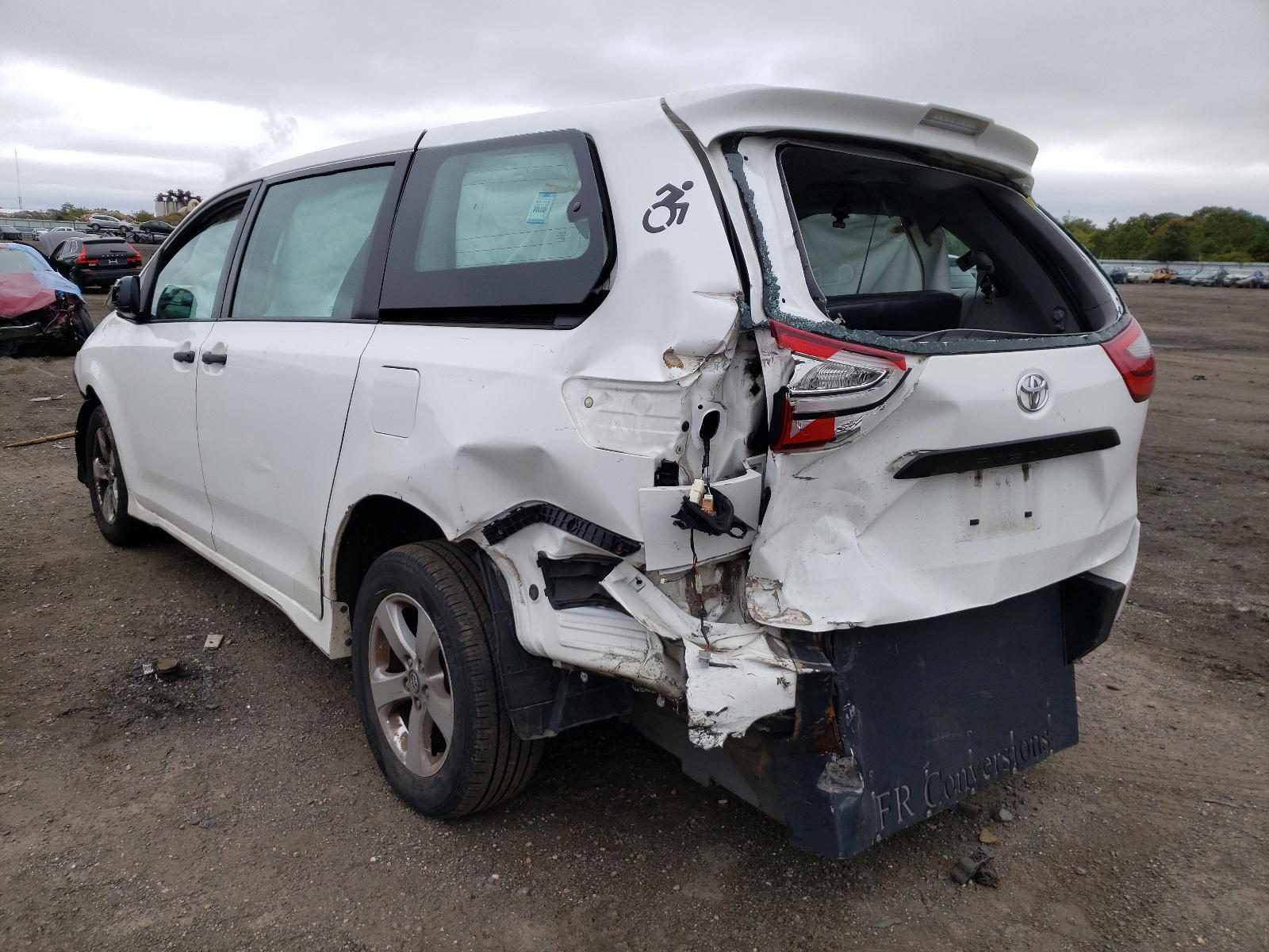 Photo 3 from auction – 2018 TOYOTA SIENNA L with VIN 5TDZZ3DC1JS945895