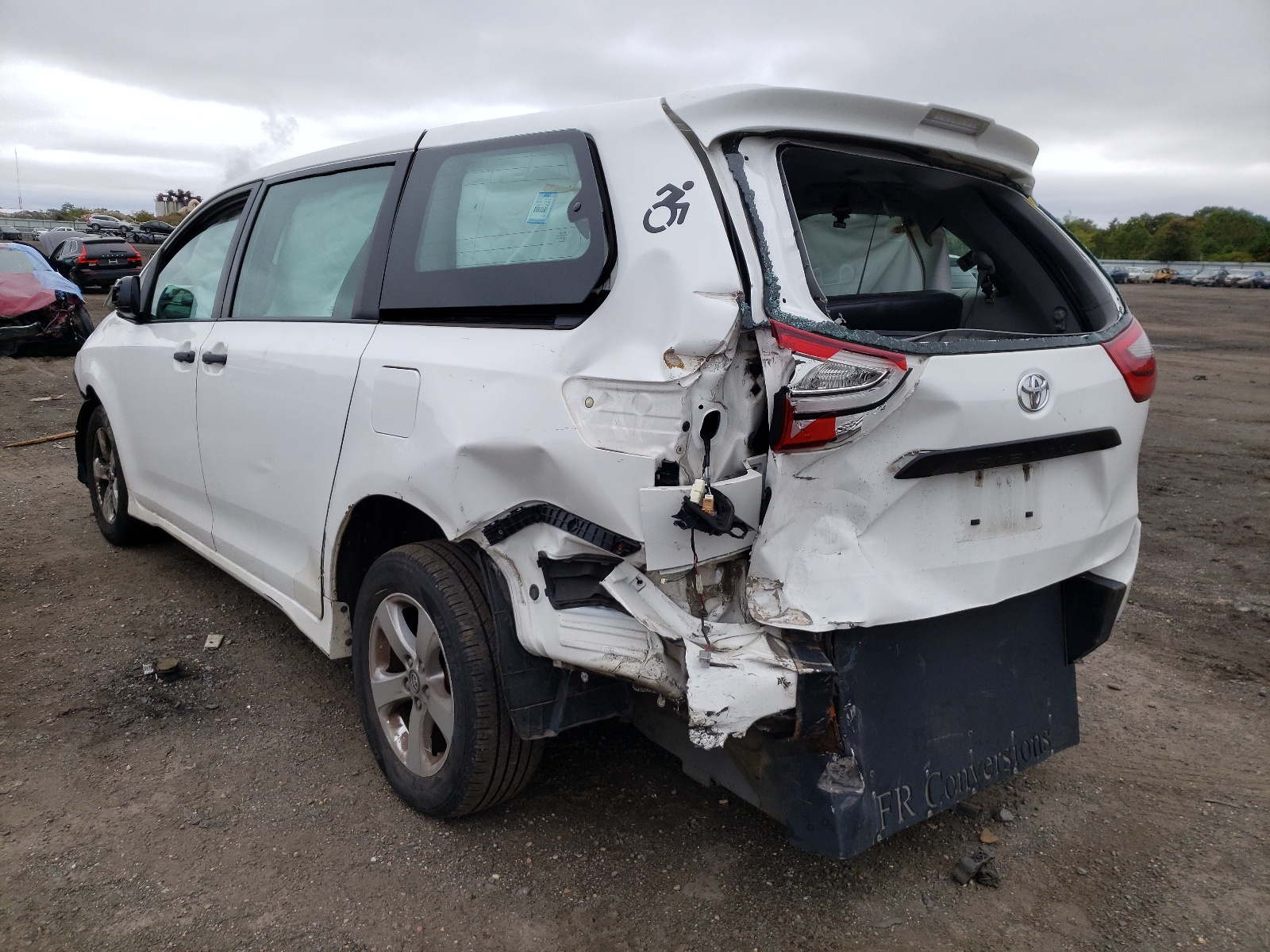 Фото 3 с аукциона – 2018 TOYOTA SIENNA L с VIN 5TDZZ3DC1JS945895