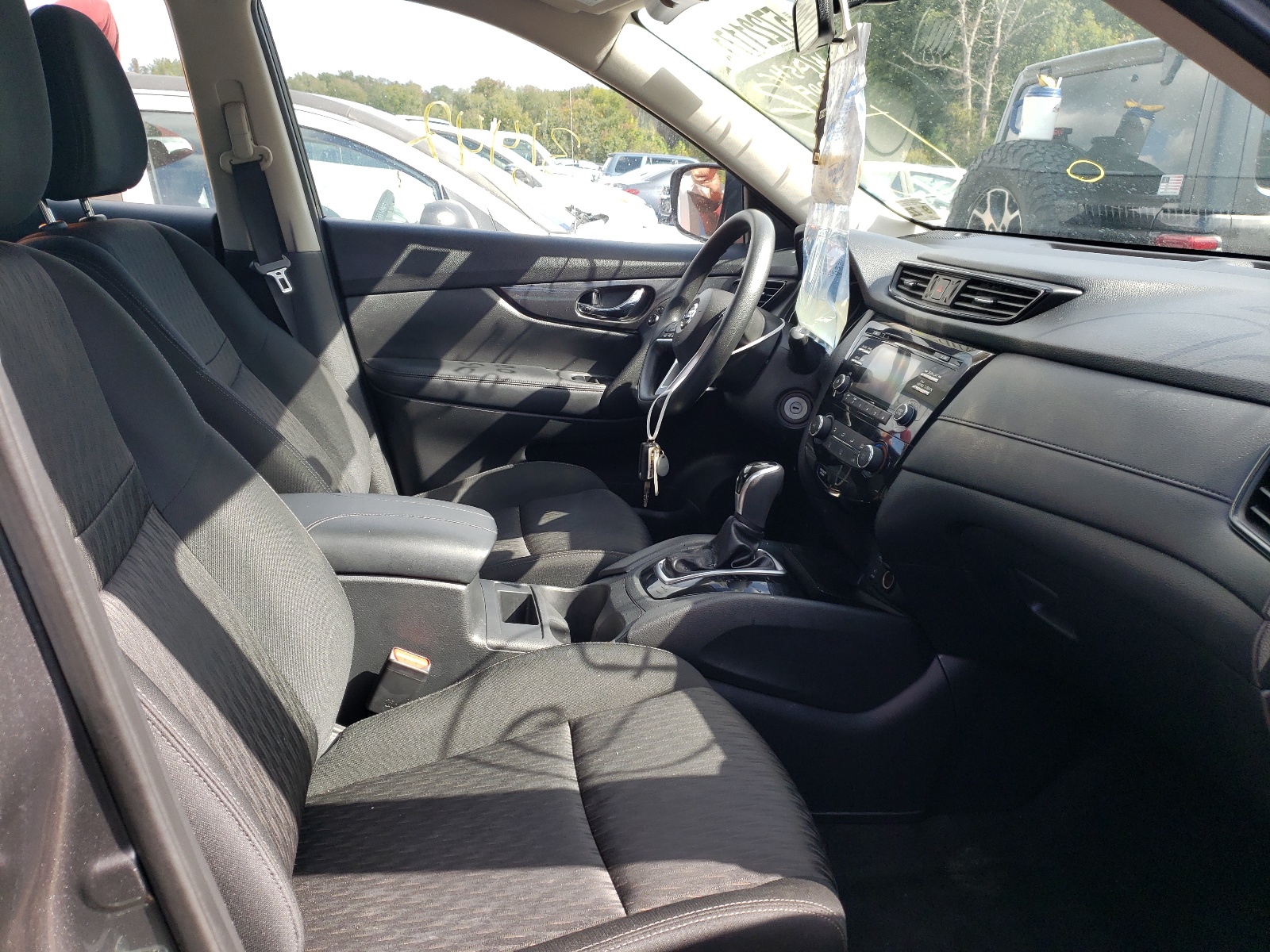 Photo 5 from auction – 2017 NISSAN ROGUE S with VIN KNMAT2MV9HP604145