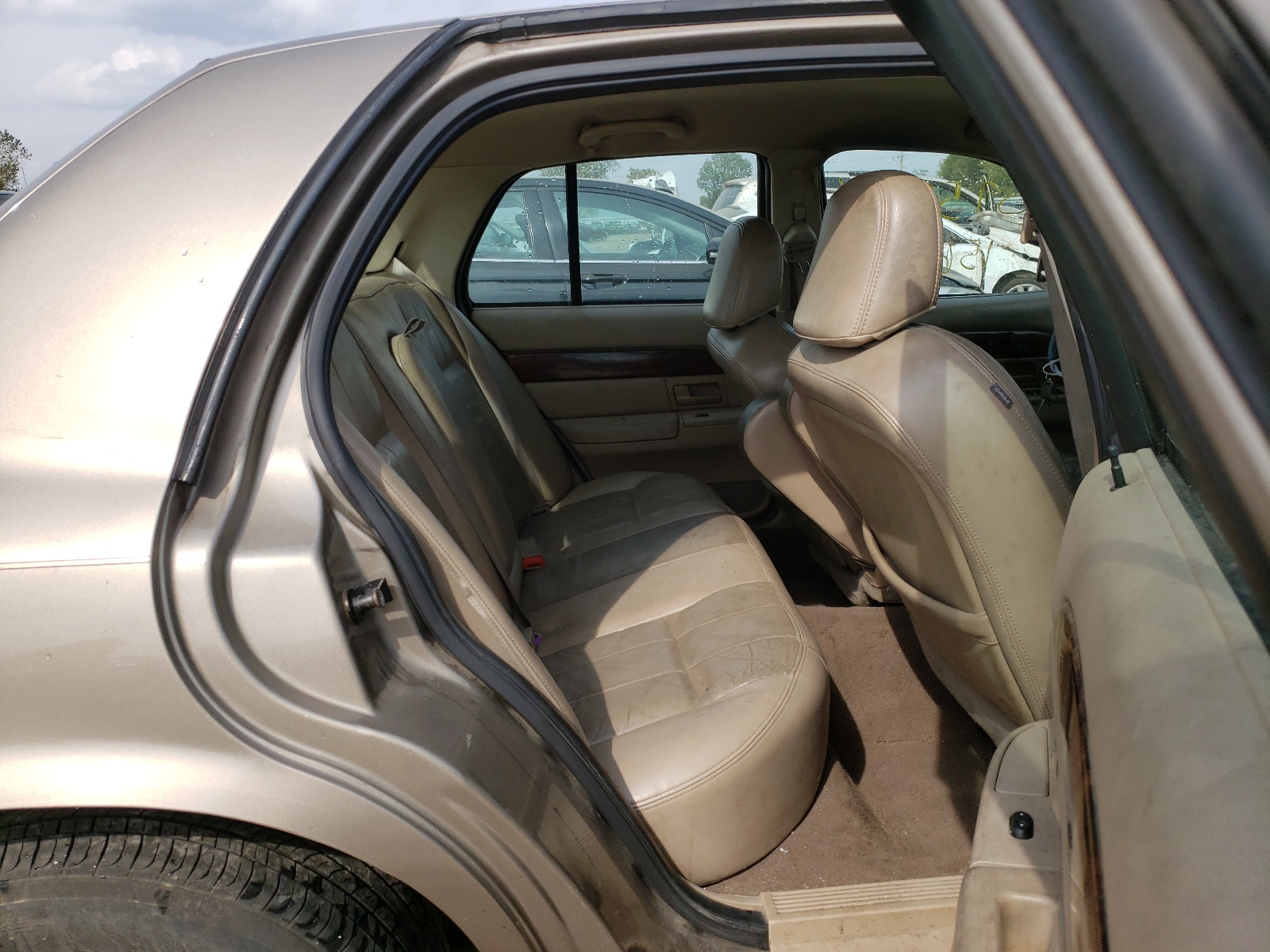 Photo 6 from auction – 2004 MERCURY GRAND MARQ with VIN 2MEHM75W64X690355