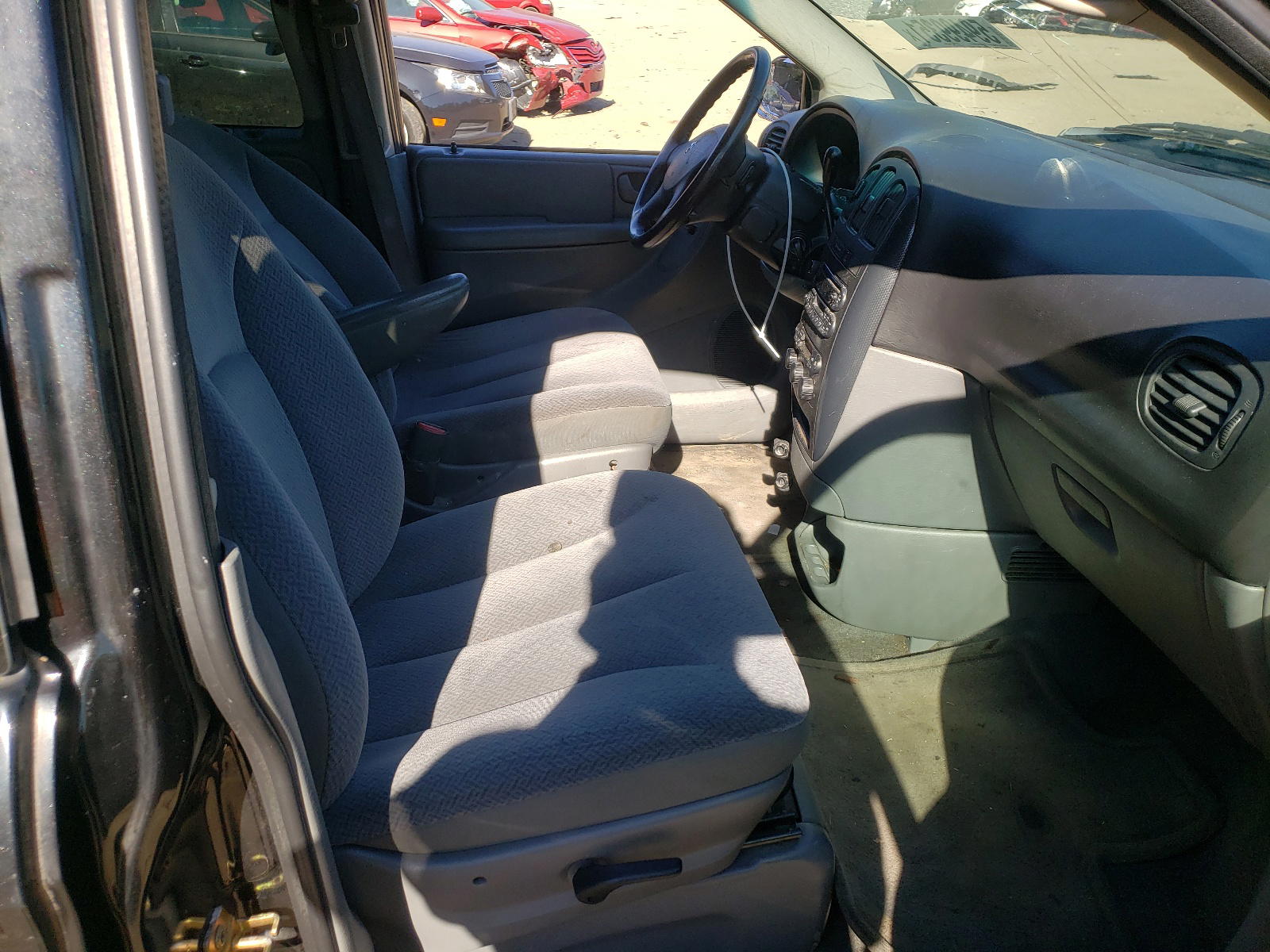 Photo 5 from auction – 2005 DODGE GRAND CARA with VIN 2D4GP44LX5R449062