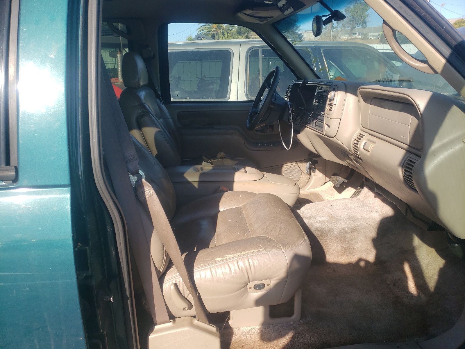 Photo 5 from auction – 1998 CHEVROLET SUBURBAN K with VIN 1GNFK16R4WJ355652