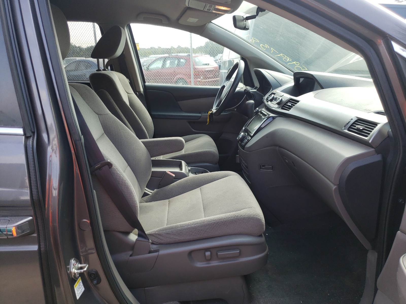 Photo 5 from auction – 2016 HONDA ODYSSEY SE with VIN 5FNRL5H33GB090153