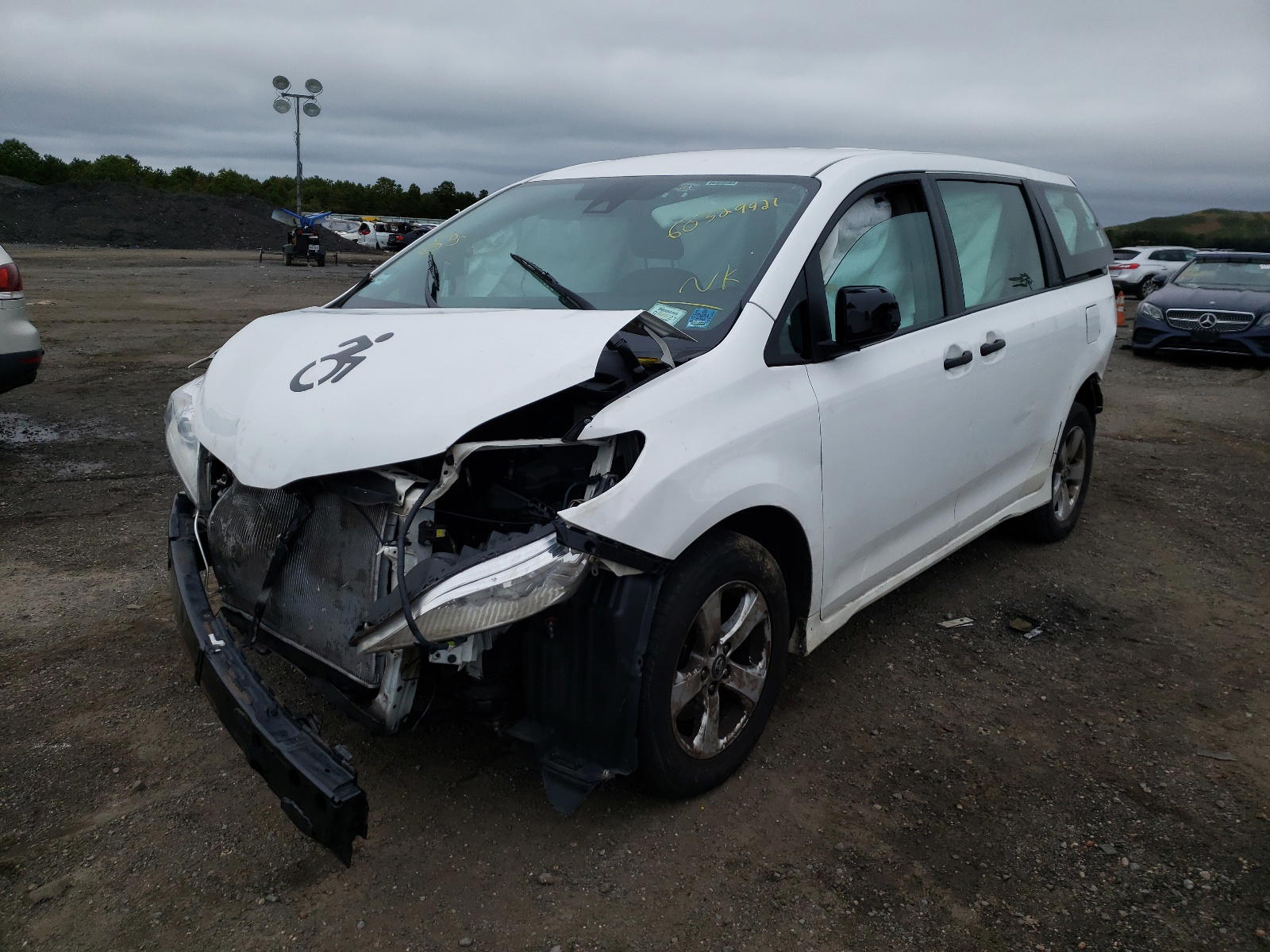 Photo 2 from auction – 2018 TOYOTA SIENNA L with VIN 5TDZZ3DC1JS945895
