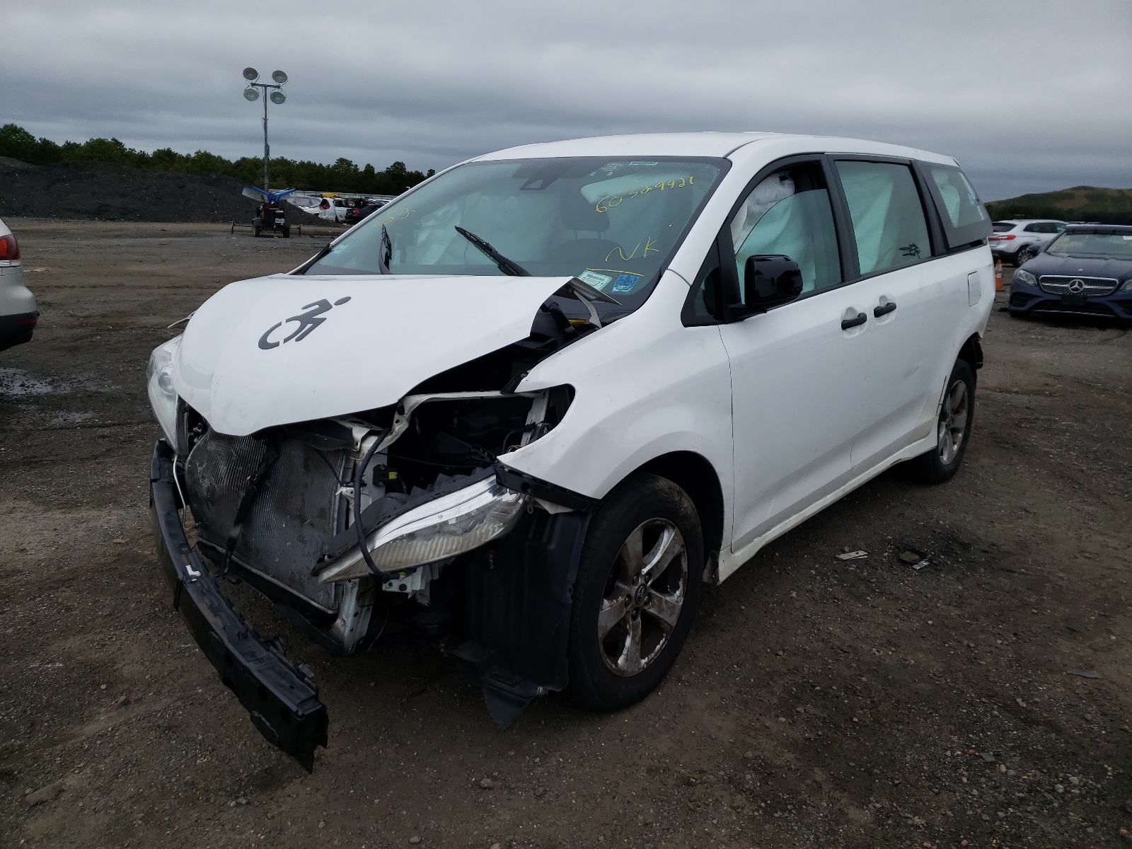 Фото 2 с аукциона – 2018 TOYOTA SIENNA L с VIN 5TDZZ3DC1JS945895