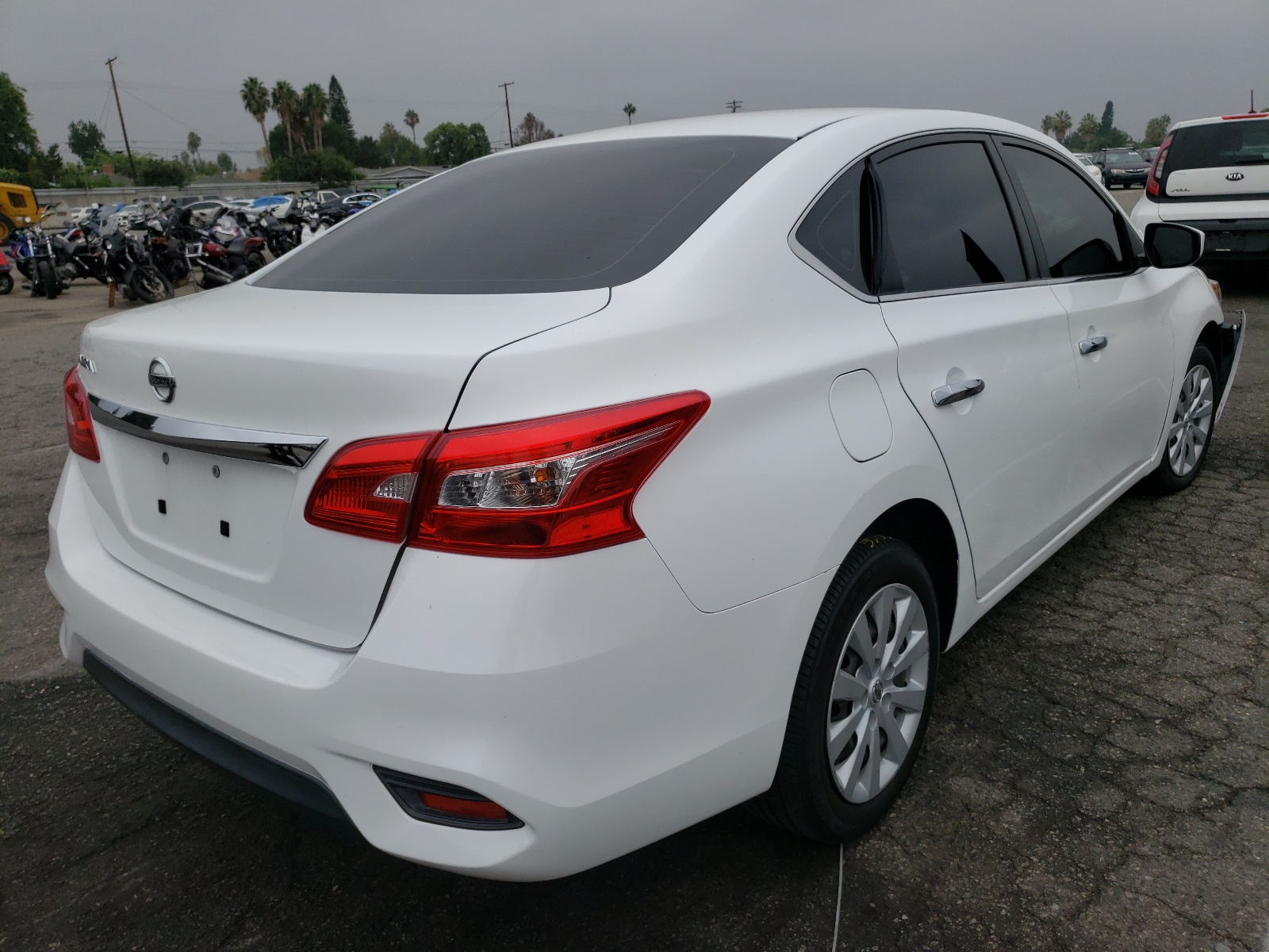 Photo 4 from auction – 2016 NISSAN SENTRA S with VIN 3N1AB7AP7GY248557