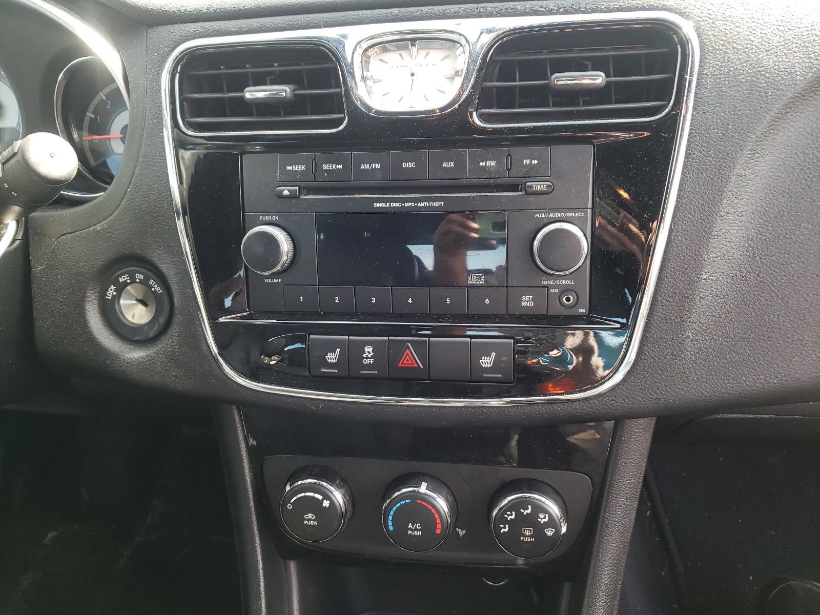 Photo 9 from auction – 2014 CHRYSLER 200 LX with VIN 1C3CCBAG1EN152489