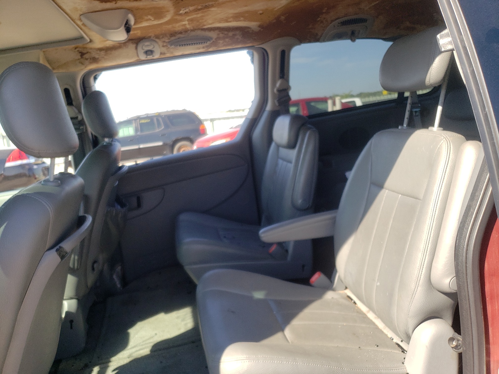 Photo 6 from auction – 2005 CHRYSLER TOWN & COU with VIN 2C4GP54L45R468984