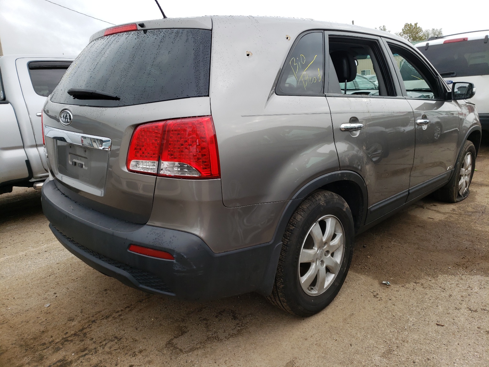 Photo 4 from auction – 2011 KIA SORENTO BA with VIN 5XYKTCA11BG123344