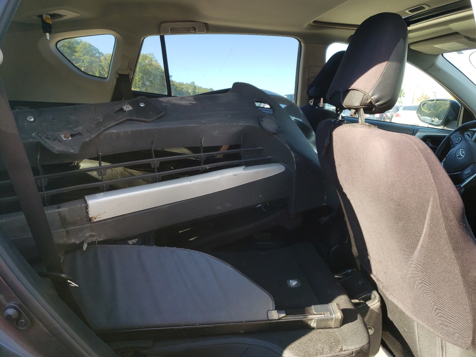 Photo 6 from auction – 2015 TOYOTA RAV4 XLE with VIN 2T3RFREVXFW290461