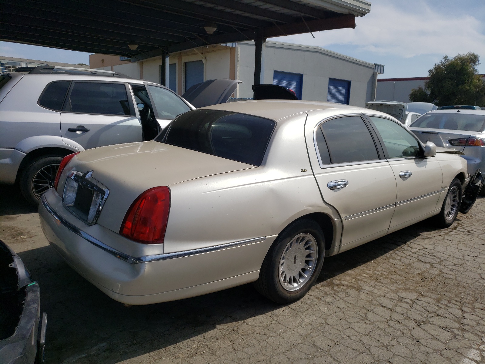 Photo 4 from auction – 2000 LINCOLN TOWN CAR C with VIN 1LNHM83W3YY902396