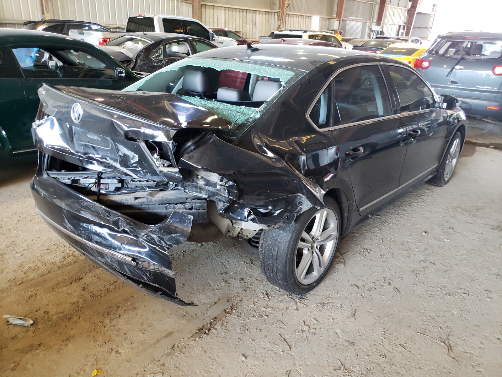 Photo 4 from auction – 2015 VOLKSWAGEN PASSAT SE with VIN 1VWBS7A30FC014523
