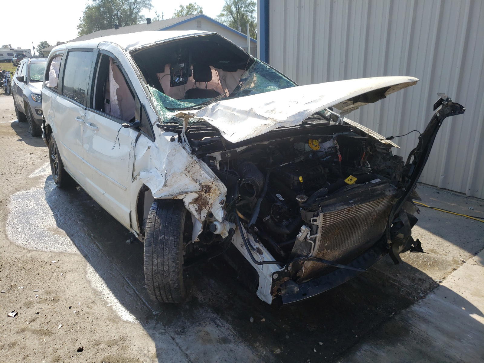 DODGE GRAND CARA 2015 with VIN 2C4RDGCG5FR704156 - Photo from auction