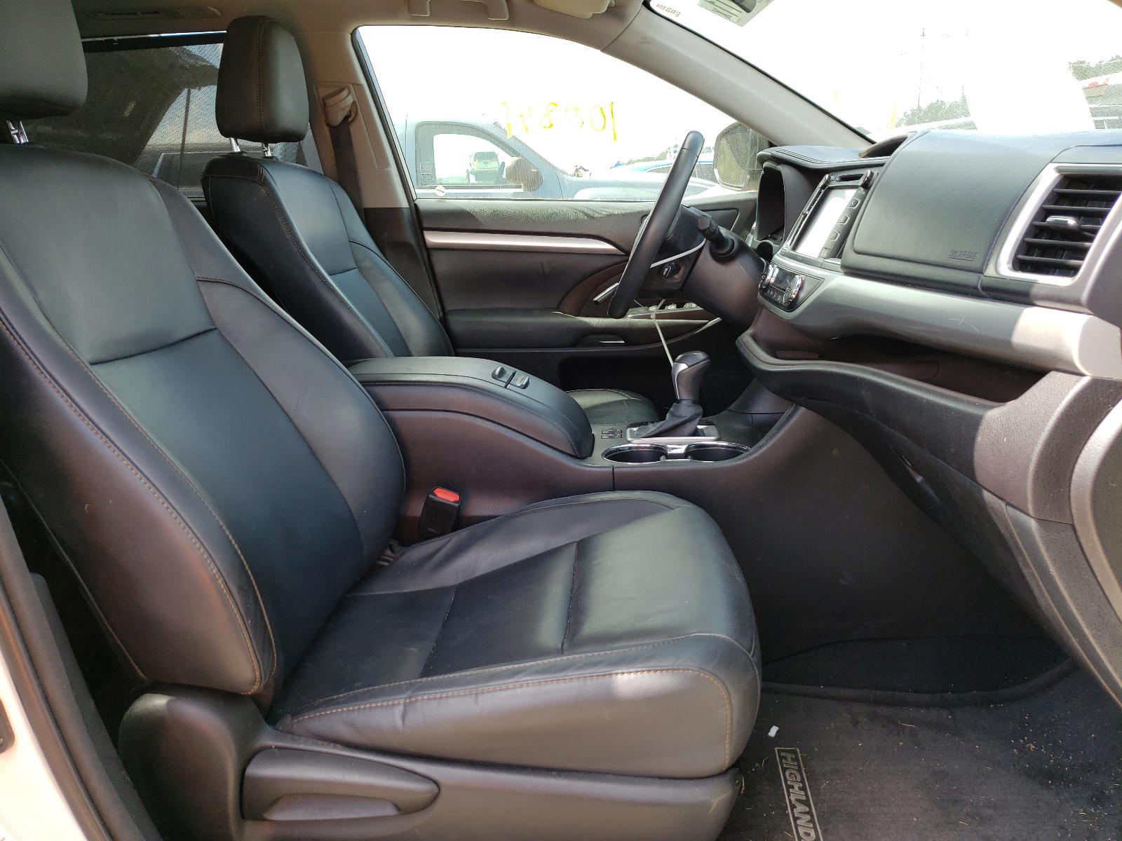 Photo 5 from auction – 2015 TOYOTA HIGHLANDER with VIN 5TDKKRFH5FS077991