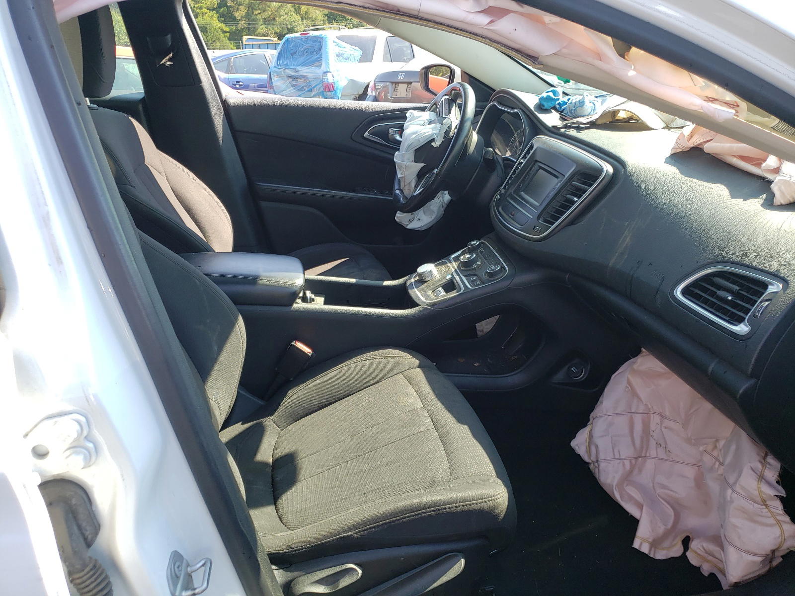 Photo 5 from auction – 2015 CHRYSLER 200 LIMITE with VIN 1C3CCCAB4FN741354