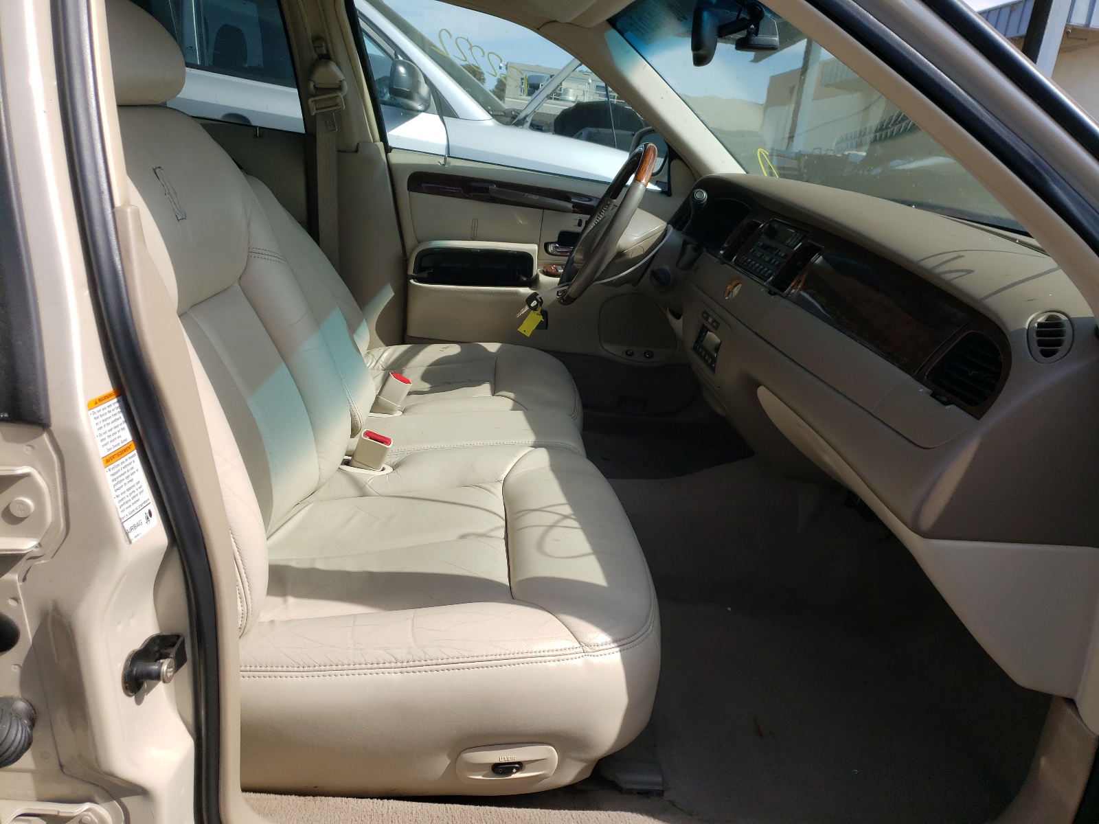 Photo 5 from auction – 2000 LINCOLN TOWN CAR C with VIN 1LNHM83W3YY902396