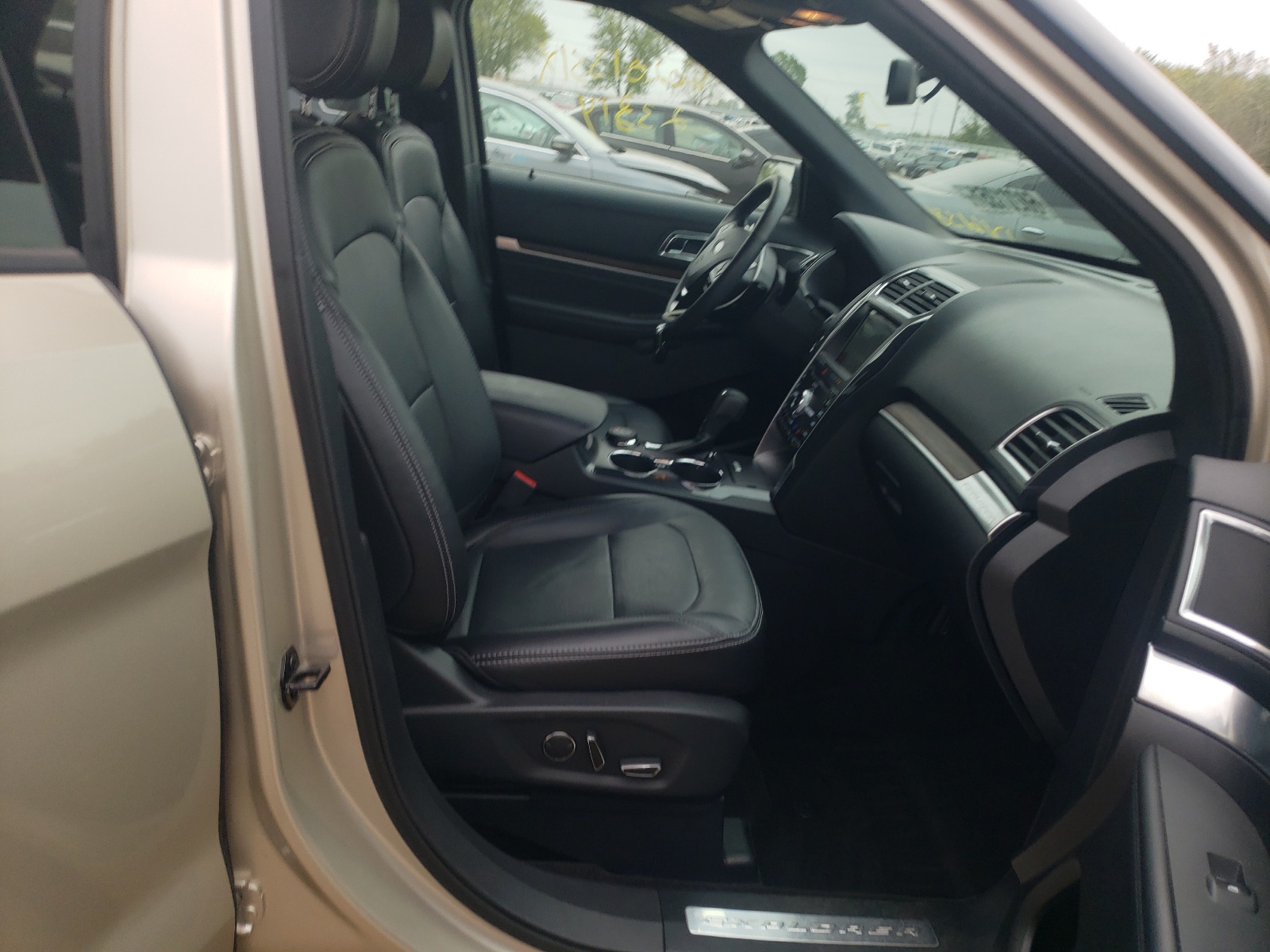 Photo 5 from auction – 2017 FORD EXPLORER L with VIN 1FM5K8FHXHGD16158