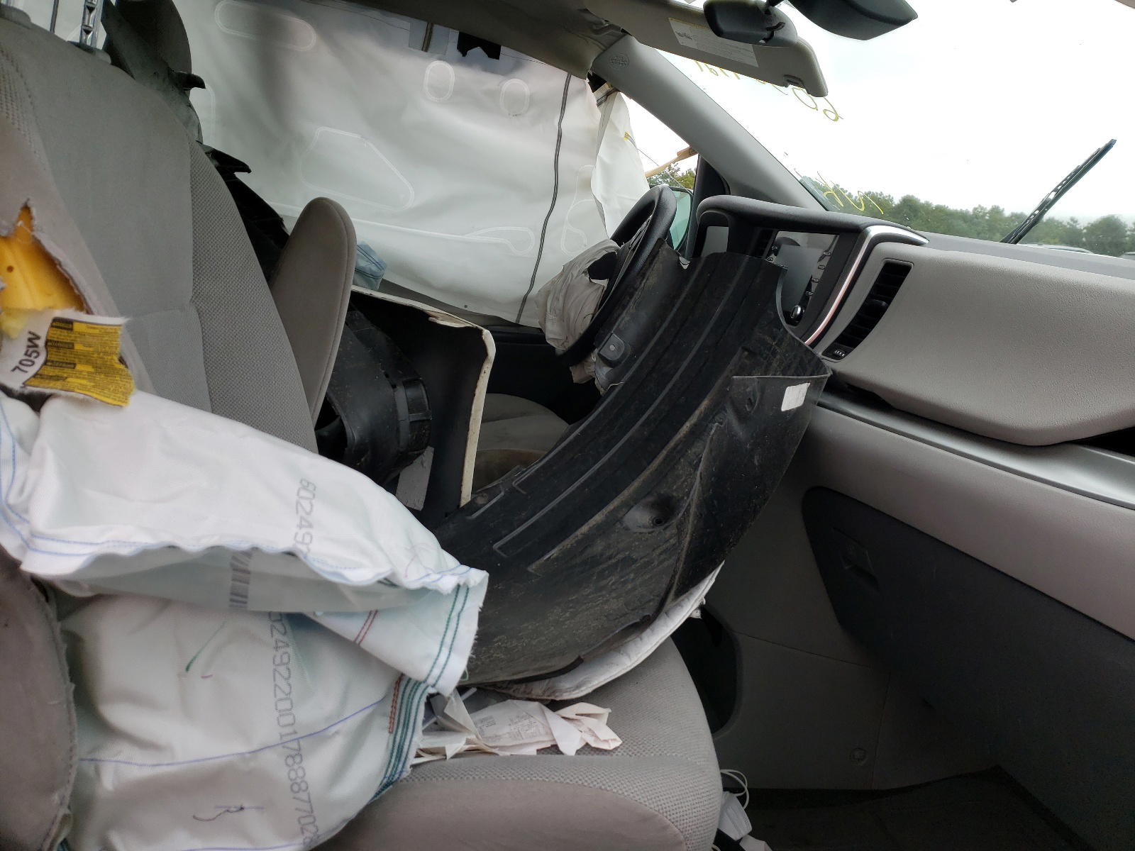 Photo 5 from auction – 2018 TOYOTA SIENNA L with VIN 5TDZZ3DC1JS945895