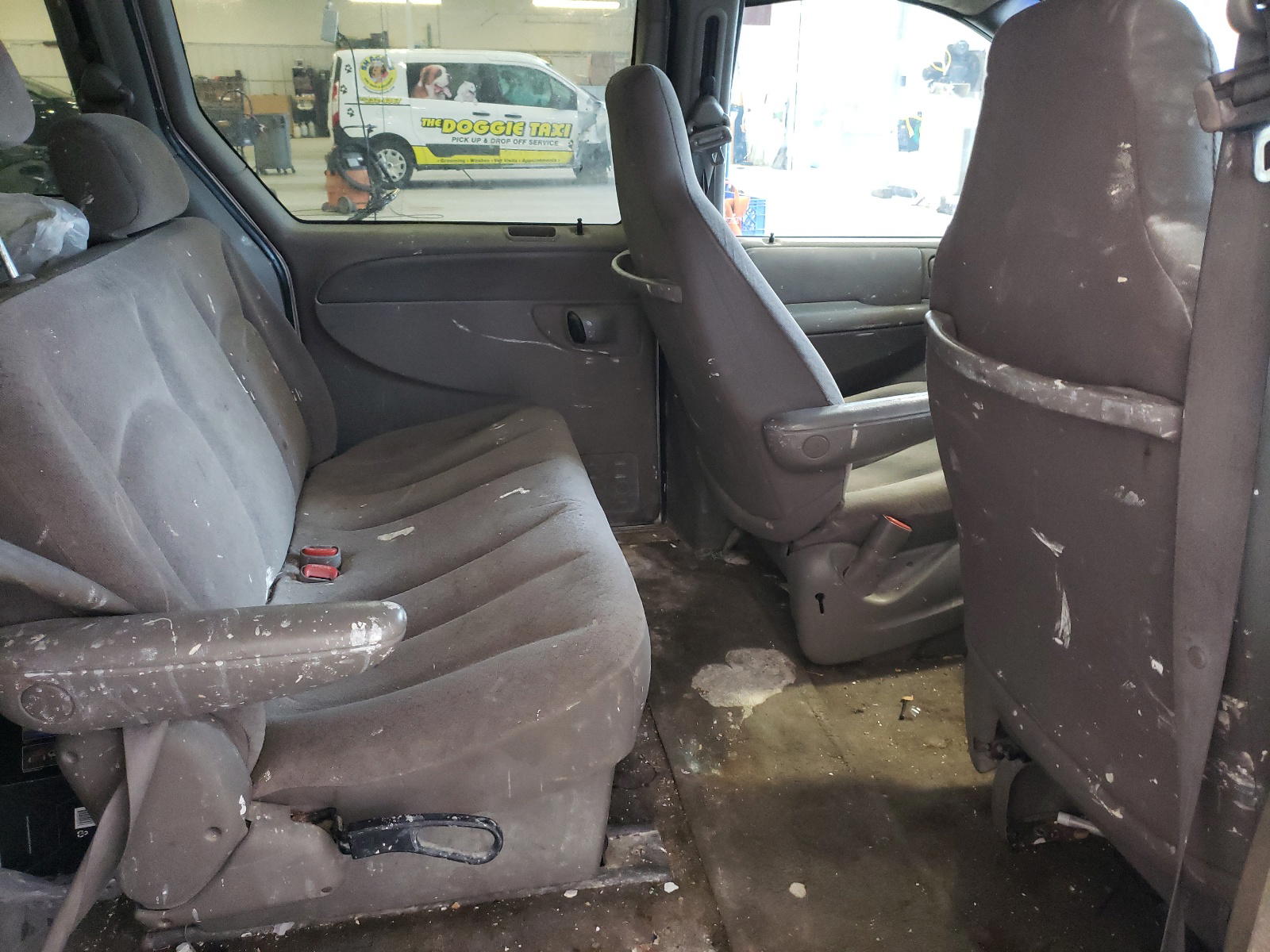 Photo 6 from auction – 2002 CHRYSLER TOWN & CNT with VIN 2C4GP44382R656557