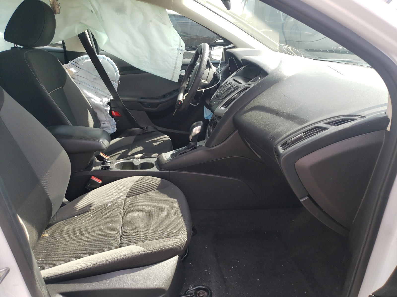 Photo 5 from auction – 2014 FORD FOCUS SE with VIN 1FADP3K23EL225439