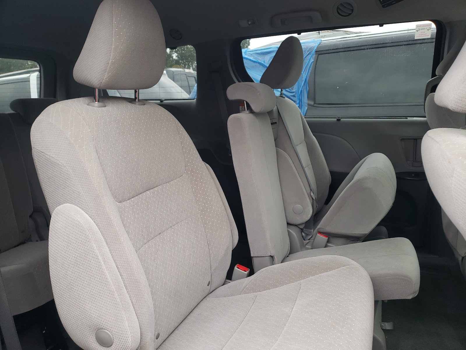 Photo 6 from auction – 2018 TOYOTA SIENNA LE with VIN 5TDKZ3DC8JS958242