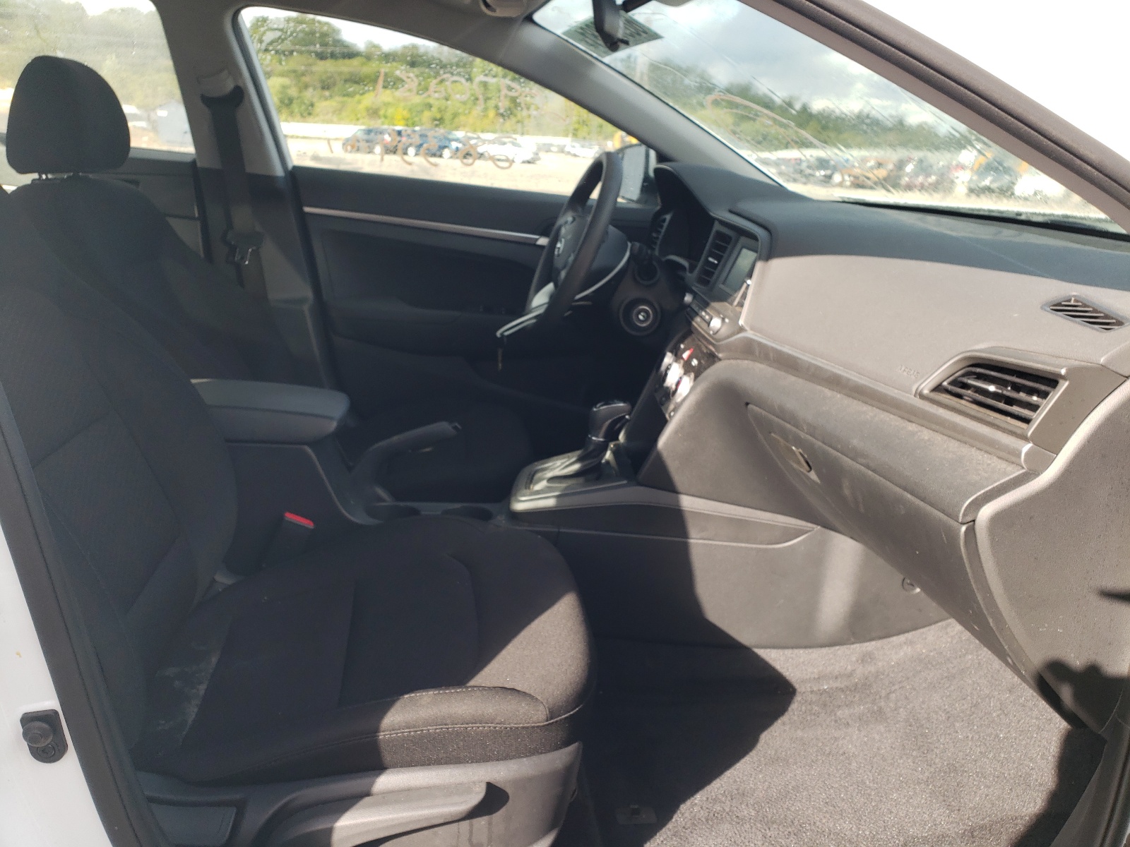 Photo 5 from auction – 2019 HYUNDAI ELANTRA SE with VIN 5NPD74LF2KH495859