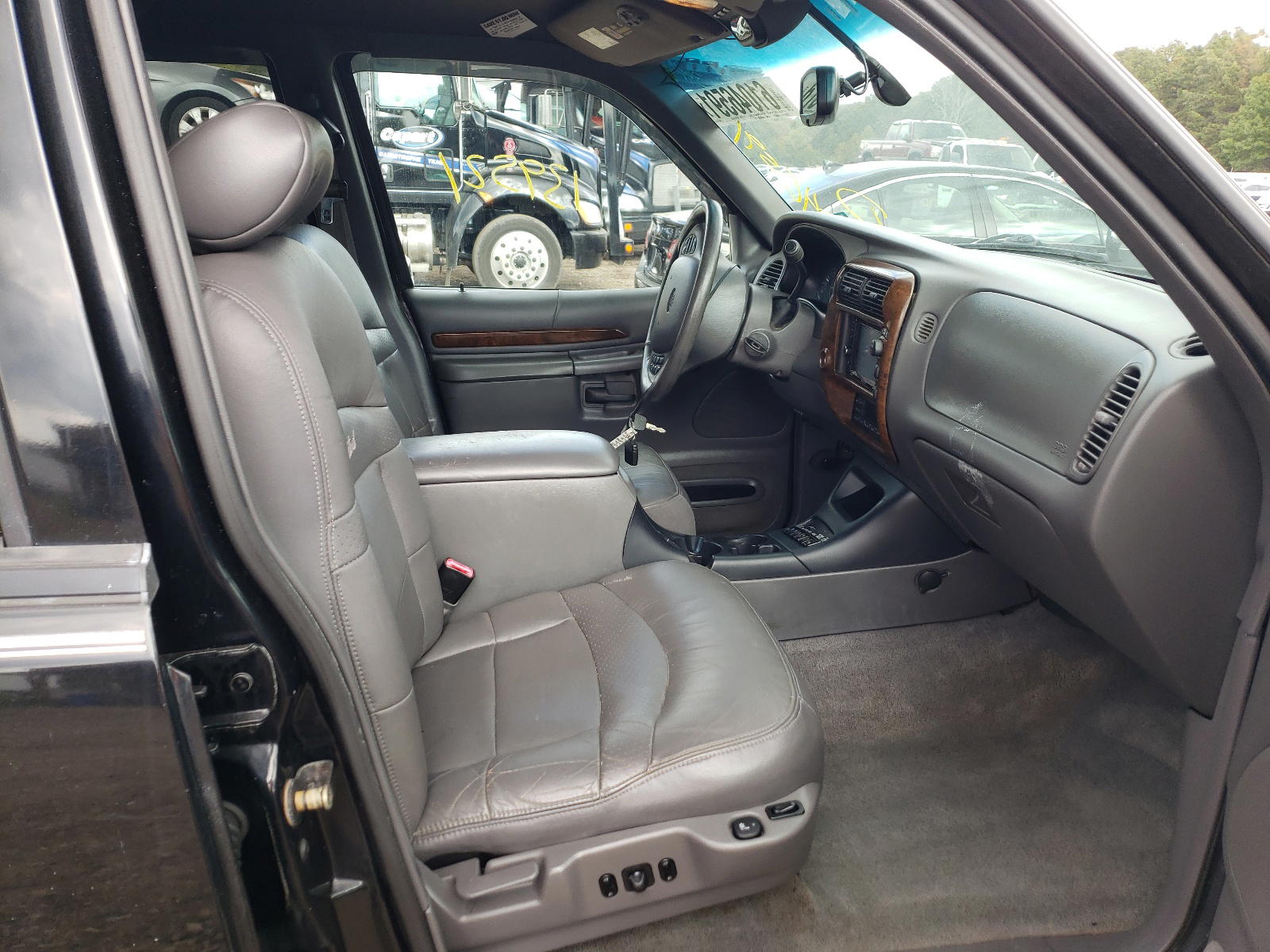 Photo 5 from auction – 2000 FORD EXPLORER L with VIN 1FMZU85P6YUB27173
