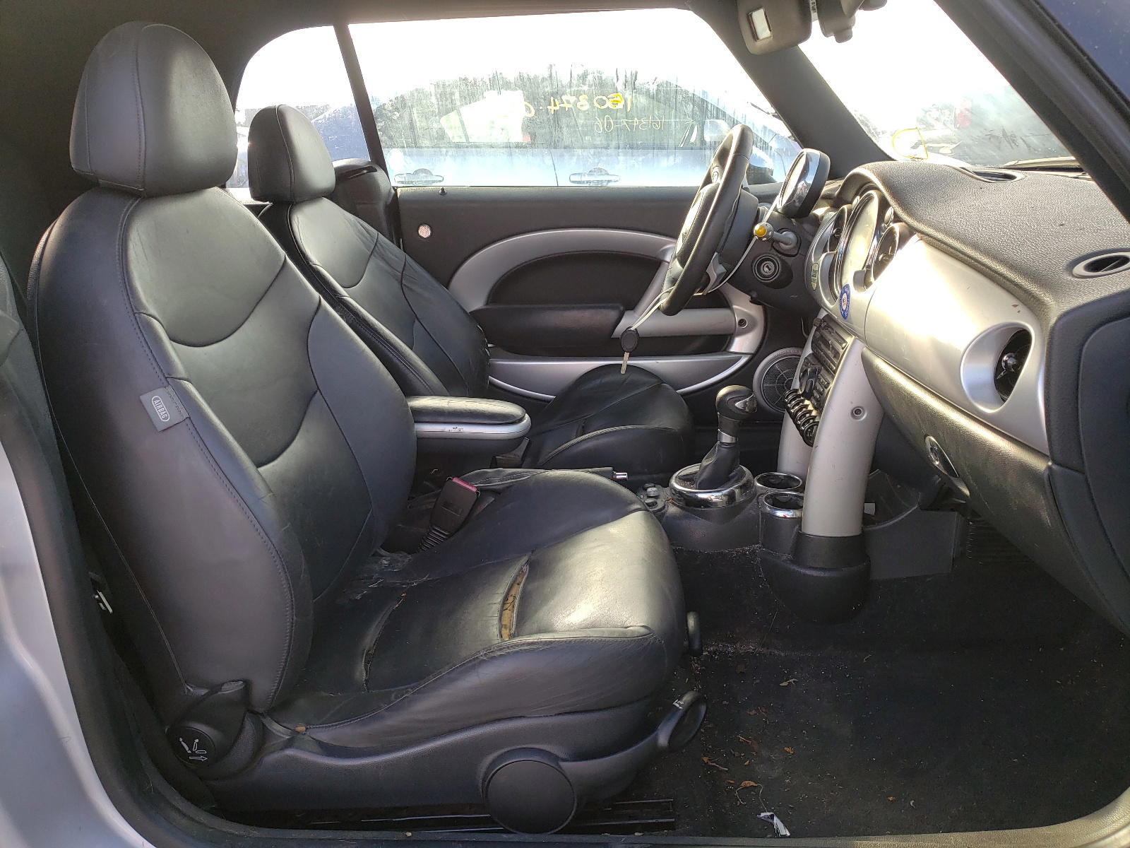 Photo 5 from auction – 2005 MINI COOPER S with VIN WMWRH33535TK56516