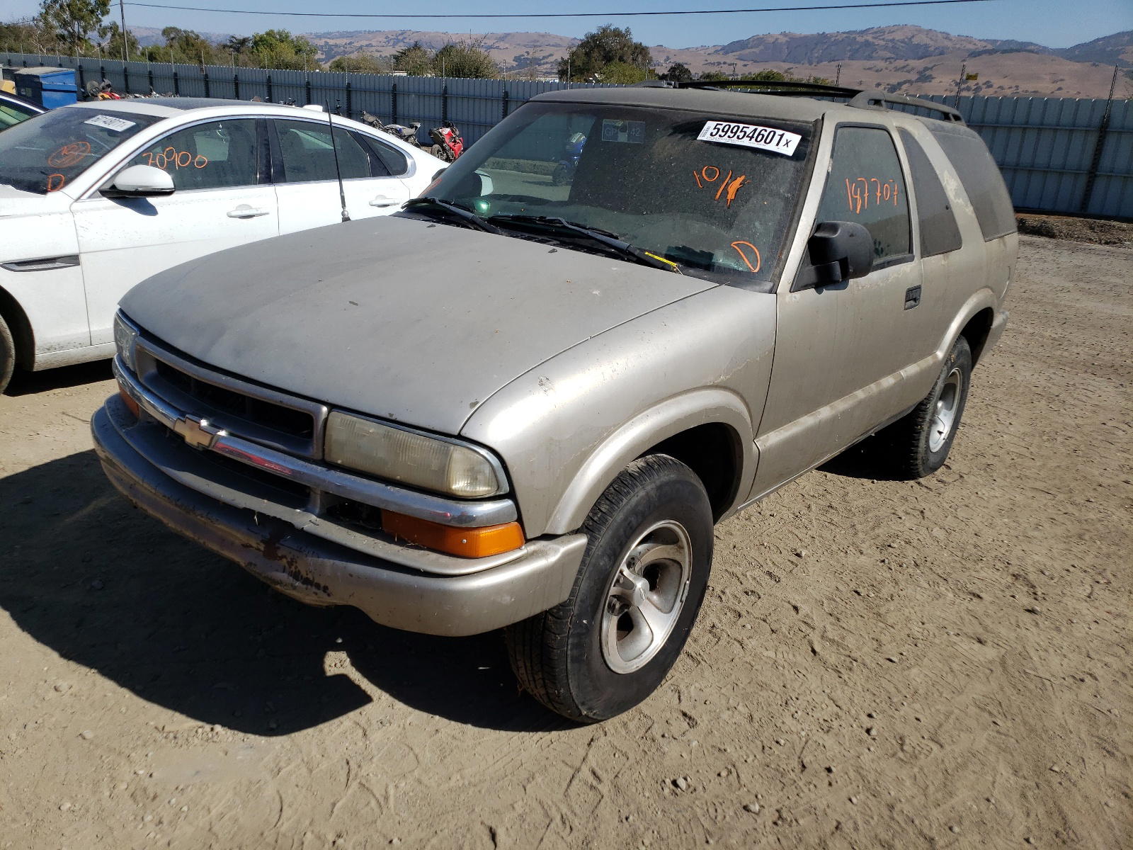 Photo 2 from auction – 2002 CHEVROLET BLAZER with VIN 1GNCS18W12K218274