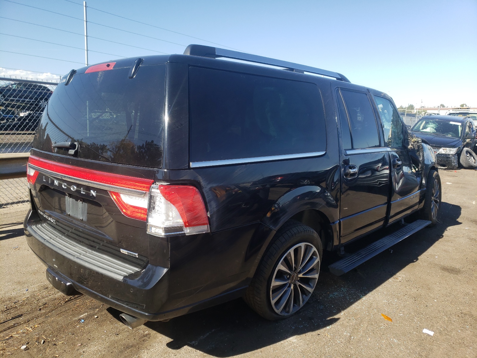 Photo 4 from auction – 2016 LINCOLN NAVIGATOR with VIN 5LMJJ3JT0GEL10201