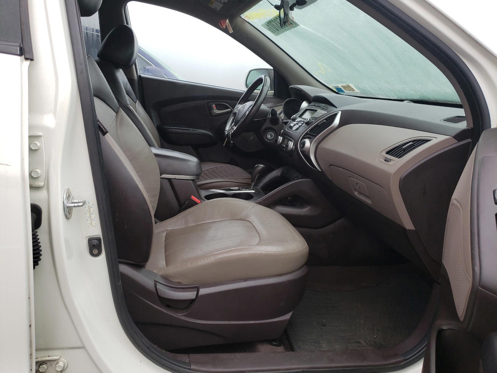 Photo 5 from auction – 2011 HYUNDAI TUCSON with VIN KM8JUCAC0AU023044