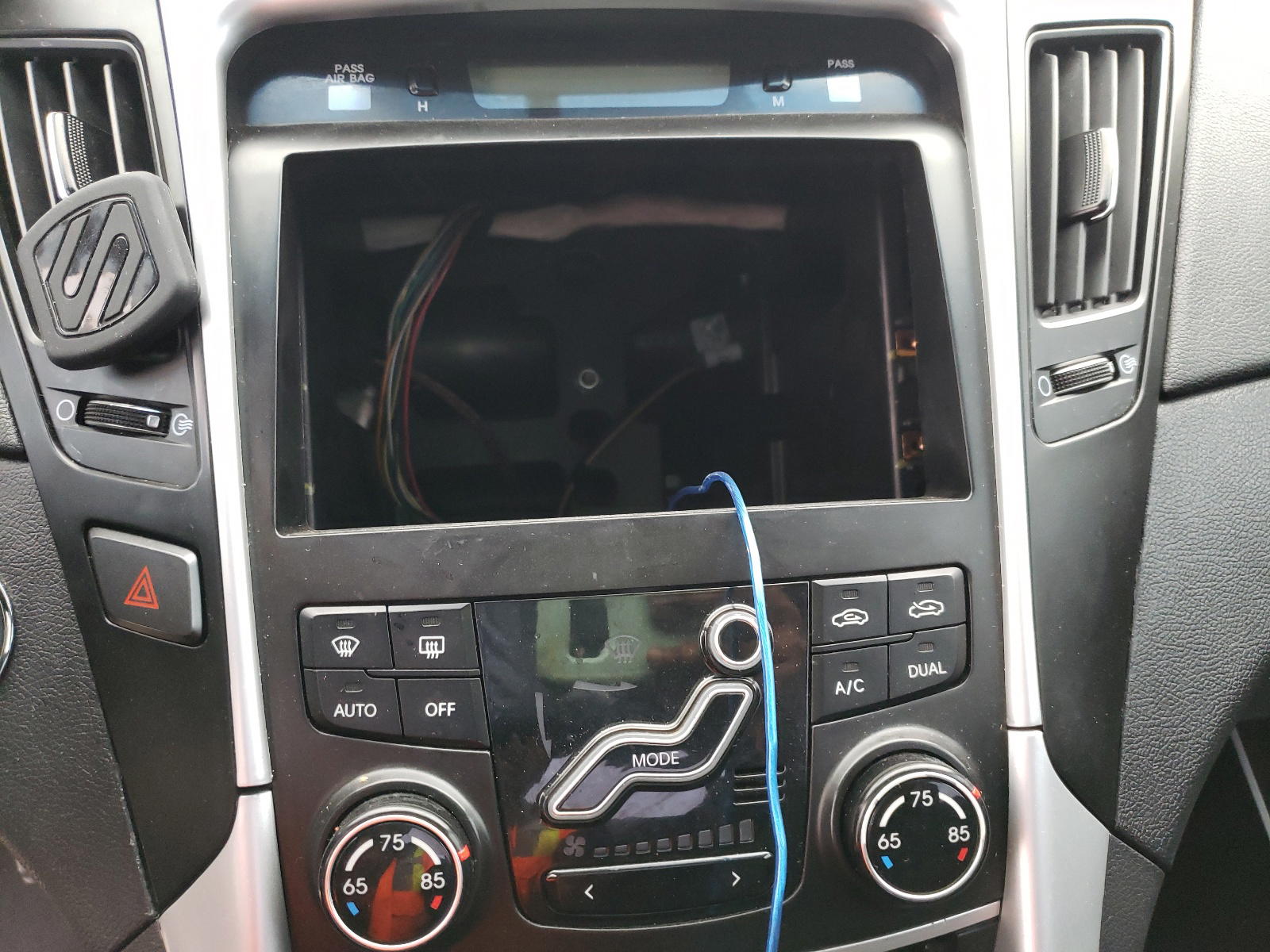 Photo 9 from auction – 2011 HYUNDAI SONATA SE with VIN 5NPEC4ABXBH207683